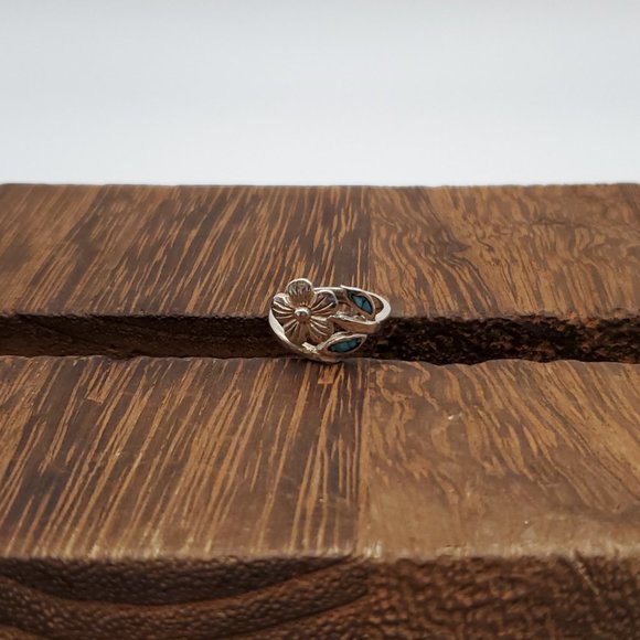 Size 5.25 925 Sterling Silver Flower With Turquoise Chips Ring - Picture 2 of 8